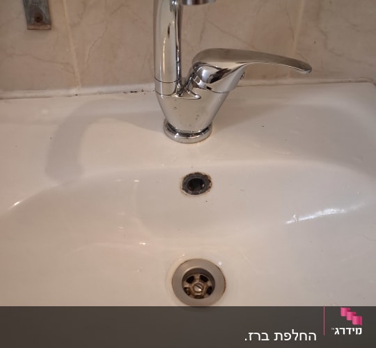 ברז וכיור בחדר אמבטיה
